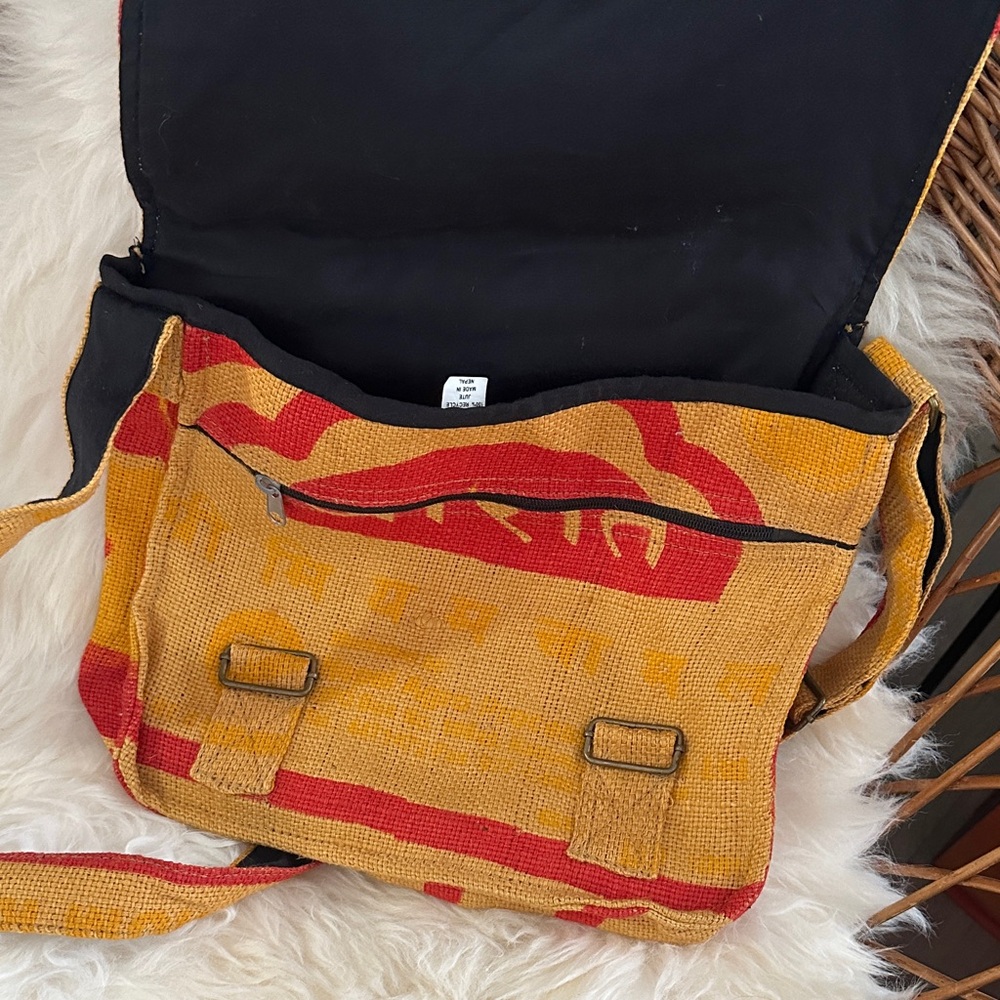 *SUMMER SALE* 100% recycled messenger bag - Picture 3 of 5